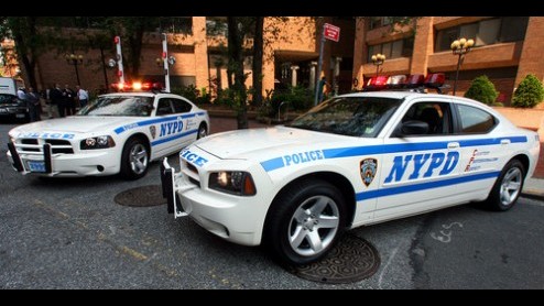 Kijk, dit maakt indruk! Moet de politie het hier doen met Golfjes diesel en een enkele C Combi, in Amerika snappen ze wel hoe het moet.