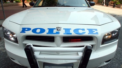 Kijk, dit maakt indruk! Moet de politie het hier doen met Golfjes diesel en een enkele C Combi, in Amerika snappen ze wel hoe het moet.