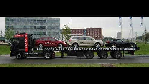 Dodge gaat met de Journey on tour. Deze veelzijdige reiziger wordt in een truck door het land geloodst, vergezeld door een Caliber. De stoutste telg van het merk, de Viper, is ook aanwezig. Wie de sto
