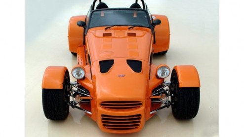 Om eerlijk te zeggen lijken deze twee supercars eigenlijk verdacht veel op elkaar. Dat is ook niet helemaal zo gek als je de geschiedenis achter deze twee autos kent.