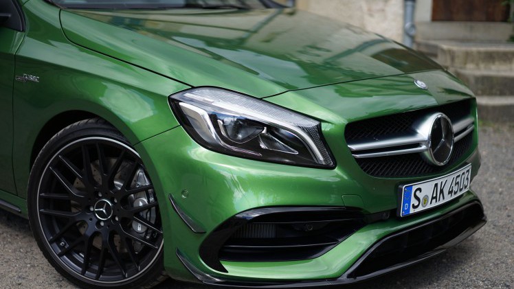Driehonderdeenentachtig. Uitgeschreven is het nog indrukwekkender dan in cijfers. Met 381 pk is de Mercedes-AMG weer de krachtigste hatchback op dit moment. Het donderde weer in Dresden