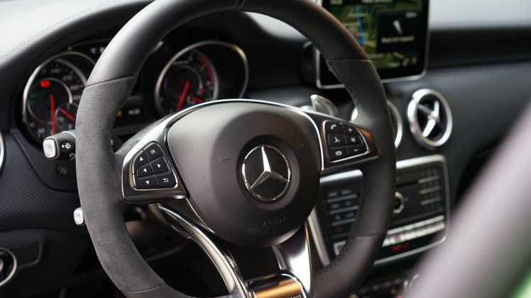 Driehonderdeenentachtig. Uitgeschreven is het nog indrukwekkender dan in cijfers. Met 381 pk is de Mercedes-AMG weer de krachtigste hatchback op dit moment. Het donderde weer in Dresden