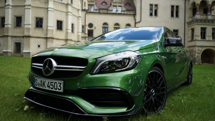 Driehonderdeenentachtig. Uitgeschreven is het nog indrukwekkender dan in cijfers. Met 381 pk is de Mercedes-AMG weer de krachtigste hatchback op dit moment. Het donderde weer in Dresden