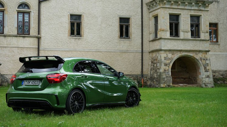 Driehonderdeenentachtig. Uitgeschreven is het nog indrukwekkender dan in cijfers. Met 381 pk is de Mercedes-AMG weer de krachtigste hatchback op dit moment. Het donderde weer in Dresden
