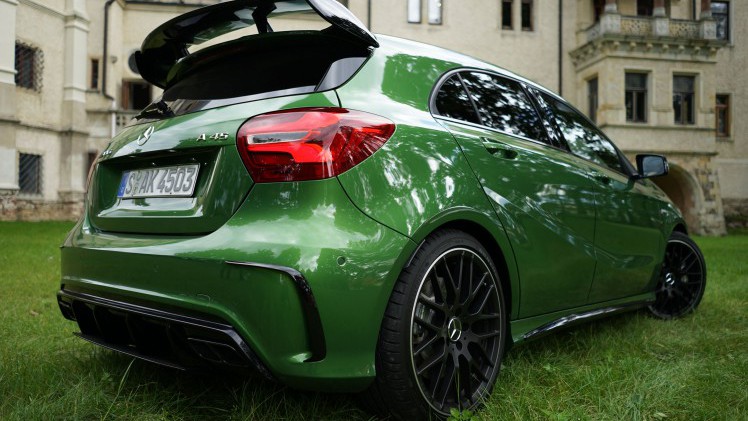 Driehonderdeenentachtig. Uitgeschreven is het nog indrukwekkender dan in cijfers. Met 381 pk is de Mercedes-AMG weer de krachtigste hatchback op dit moment. Het donderde weer in Dresden