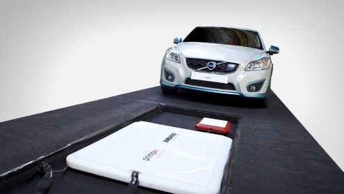 Draadloos opladen elektrische auto met inductief laden. Volvo participeert in project waarbij de accu's van een C30 Electric in 2,5 uur kunnen worden opgeladen.