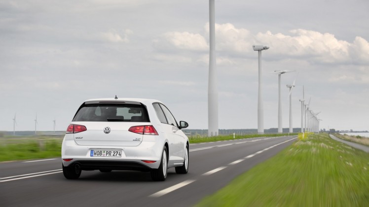 Autotest Volkswagen Golf 1.0 TSI BlueMotion, de eerste Golf met driecilinder turbomotor en verkrijgbaar met handgeschakelde zesbak of zeventrapsautomaat. De Golf voor iedereen!