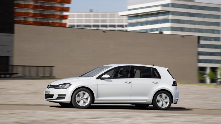 Autotest Volkswagen Golf 1.0 TSI BlueMotion, de eerste Golf met driecilinder turbomotor en verkrijgbaar met handgeschakelde zesbak of zeventrapsautomaat. De Golf voor iedereen!