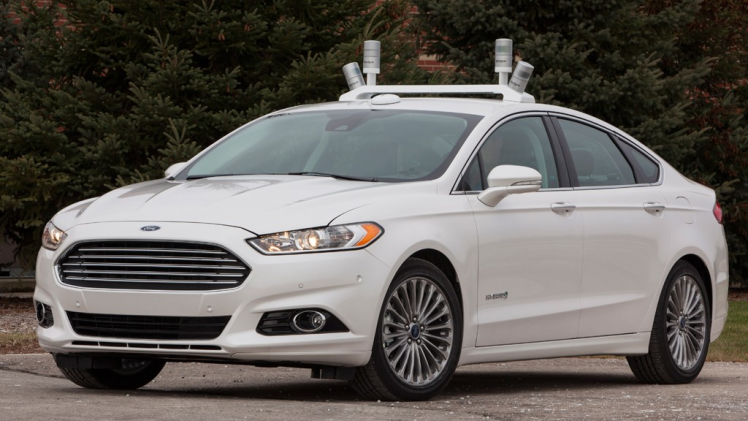 Ford overweegt om drones in te zetten die autonoom rijdende autos gaan helpen. De drones zouden de autos kunnen assisteren op wegen zonder markeringen.