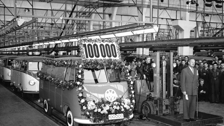 Volkswagen Transporter is 65 jaar in productie en staat in 2015 als T6 Transporter in de showroom. Volkswagen onthult later dit jaar de zesde generatie van de populaire bedrijfsauto.
