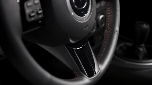 Nieuwe Mazda MX-5 wordt 100 kg lichter dan zijn voorganger. In New York kunnen we een blik op het nieuwe SKYACTIV-chassis werpen en de MX-5 25th Anniversay Edition aanschouwen.