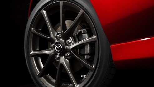 Nieuwe Mazda MX-5 wordt 100 kg lichter dan zijn voorganger. In New York kunnen we een blik op het nieuwe SKYACTIV-chassis werpen en de MX-5 25th Anniversay Edition aanschouwen.