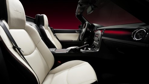 Nieuwe Mazda MX-5 wordt 100 kg lichter dan zijn voorganger. In New York kunnen we een blik op het nieuwe SKYACTIV-chassis werpen en de MX-5 25th Anniversay Edition aanschouwen.