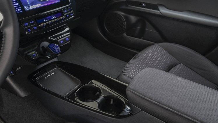 Toyota introduceert Prius White Edition en Prius Dark Edition als actiemodellen met extra uitrusting.