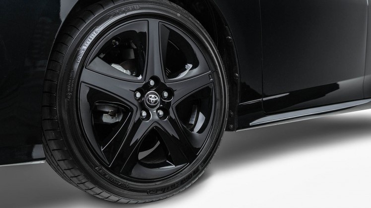 Toyota introduceert Prius White Edition en Prius Dark Edition als actiemodellen met extra uitrusting.