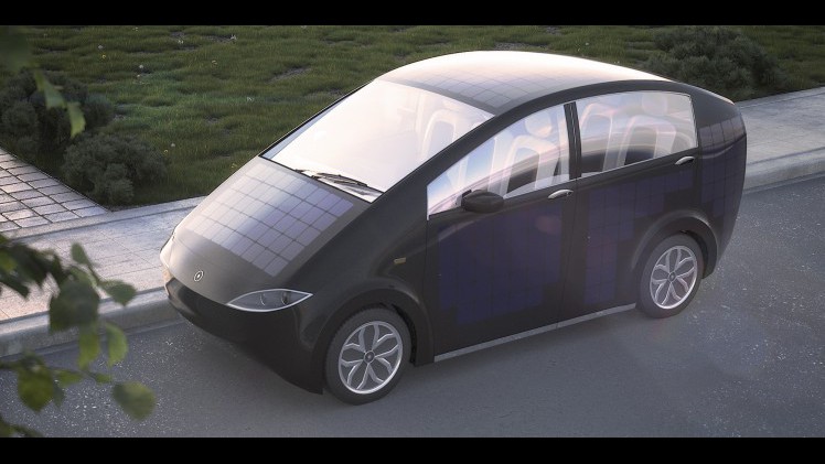Het Duitse Sono Motors presenteert de Sion, een elektrisch stadsautootje dat zichzelf kan opladen via zonnepanelen op de carrosserie.