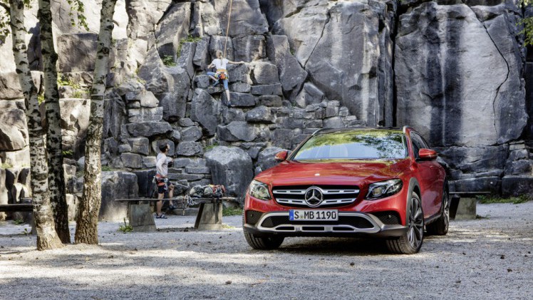 Mercedes introduceert de E-Klasse Estate All-Terrain, een terreinvaardige versie met standaard vierwielaandrijving en grotere bodemvrijheid.