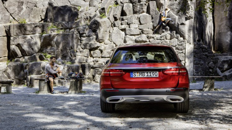 Mercedes introduceert de E-Klasse Estate All-Terrain, een terreinvaardige versie met standaard vierwielaandrijving en grotere bodemvrijheid.