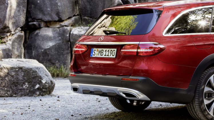 Mercedes introduceert de E-Klasse Estate All-Terrain, een terreinvaardige versie met standaard vierwielaandrijving en grotere bodemvrijheid.