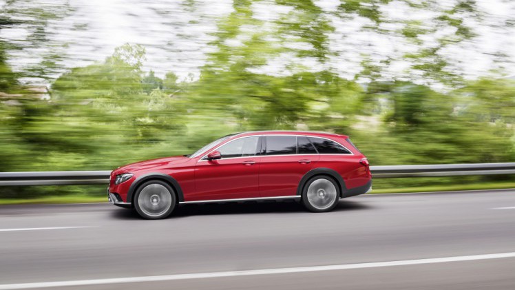 Mercedes introduceert de E-Klasse Estate All-Terrain, een terreinvaardige versie met standaard vierwielaandrijving en grotere bodemvrijheid.