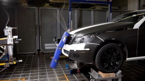 Het is duidelijk. De nieuwe Mercedes E-Klasse laat niet lang op zich wachten. Naast verfijnde techniek en luxe innovaties draait het in deze zakensedan nog meer om veiligheid dan ooit, met het voorkom