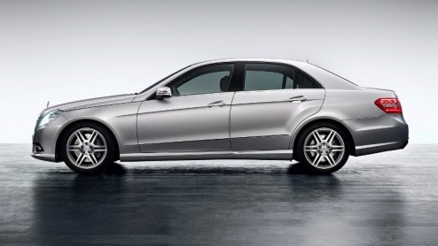 De nieuwe E-Klasse zit nog maar kort op ons netvlies, maar nu hebben we beelden van het AMG Sportpakket beschikbaar. De elegante sedan staat zo een stuk sportiever in de schijnwerpers en is de ideale 