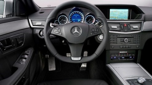 De nieuwe E-Klasse zit nog maar kort op ons netvlies, maar nu hebben we beelden van het AMG Sportpakket beschikbaar. De elegante sedan staat zo een stuk sportiever in de schijnwerpers en is de ideale 