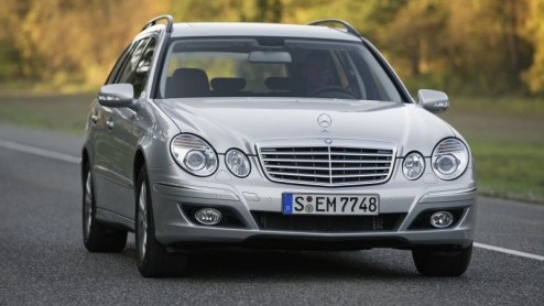 Mercedes belicht graag nog eens de zakelijke kant van de E-Klasse Estate. Deze ruime en courante reiscombi is er nu als Business Edition. De prijzen beginnen onder de psychologische grens van 50.000 e