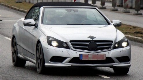 Relaxed boulevard cruisen, dat gaat zeker weer lukken met de Mercedes-Benz E-Klasse Cabriolet, ofwel CLK. De nieuwe telg breekt traditie en wordt voorzien van een stalen klapdak. Maar dat het er ook e