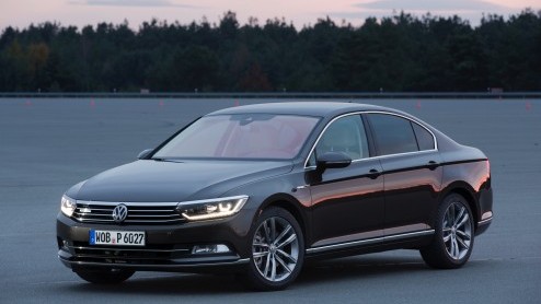 Volkswagen werkt aan een aantal nieuwe technieken die autos zuiniger moeten gaan maken. In Ehra-Lessien, het grote testcentrum van Volkswagen, mochten we een paar van die technieken uitproberen.