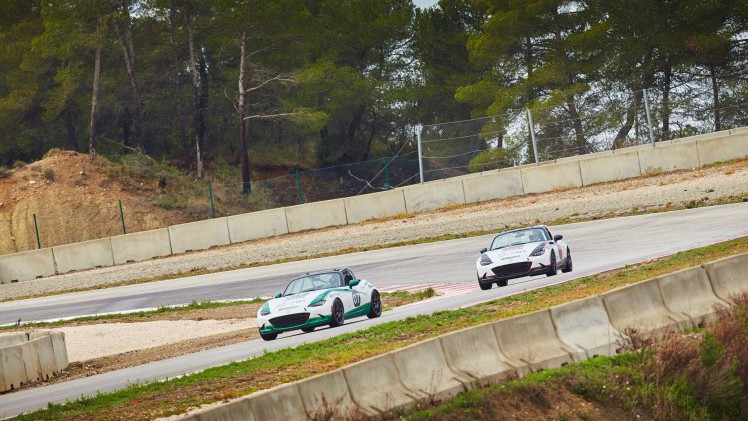 Mazda gaat fans van het merk en de MX-5 belonen en lanceert daarom Friends of MX-5. We zijn een dag op het circuit Parcmotor Castellol, vlakbij Barcelona, om uit te vinden wat het precies inhoudt.
