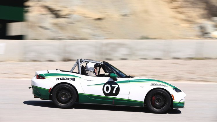 Mazda gaat fans van het merk en de MX-5 belonen en lanceert daarom Friends of MX-5. We zijn een dag op het circuit Parcmotor Castellol, vlakbij Barcelona, om uit te vinden wat het precies inhoudt.