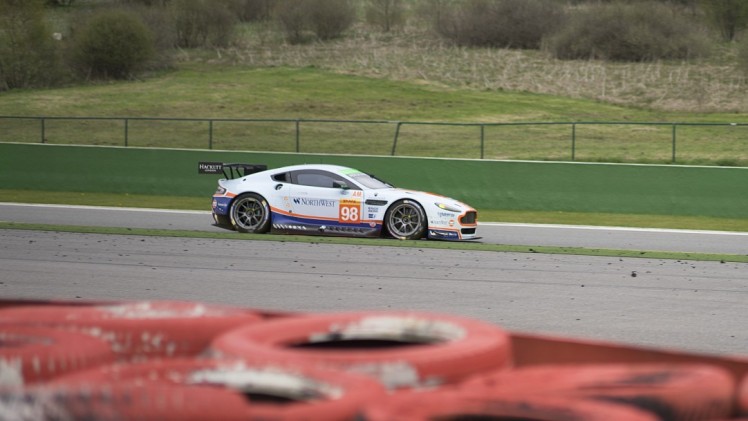 Olie vullen, banden nabehandelen, maar vooral cht meekijken met een van de succesvolste GTE Pro en GTE Am teams: Aston Martin Racing. Kijk mee achter de schermen!