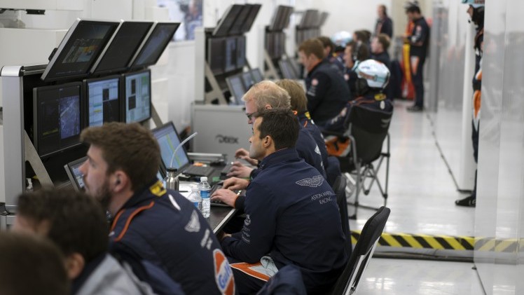Olie vullen, banden nabehandelen, maar vooral cht meekijken met een van de succesvolste GTE Pro en GTE Am teams: Aston Martin Racing. Kijk mee achter de schermen!
