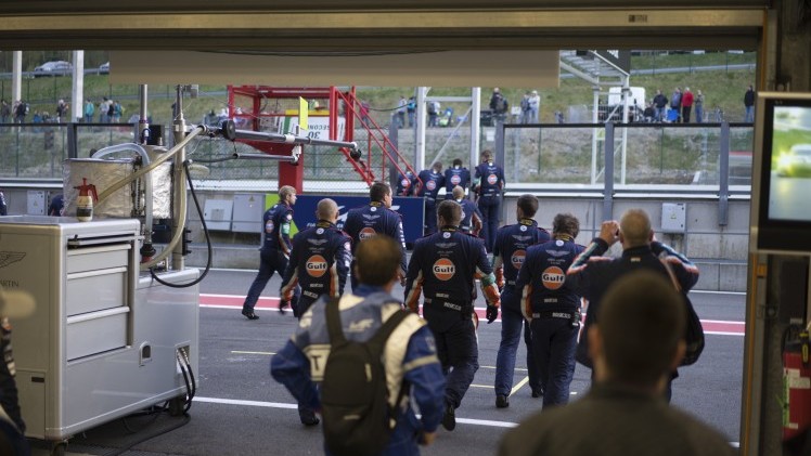 Olie vullen, banden nabehandelen, maar vooral cht meekijken met een van de succesvolste GTE Pro en GTE Am teams: Aston Martin Racing. Kijk mee achter de schermen!