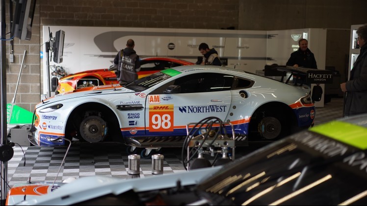 Olie vullen, banden nabehandelen, maar vooral cht meekijken met een van de succesvolste GTE Pro en GTE Am teams: Aston Martin Racing. Kijk mee achter de schermen!