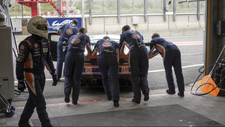 Olie vullen, banden nabehandelen, maar vooral cht meekijken met een van de succesvolste GTE Pro en GTE Am teams: Aston Martin Racing. Kijk mee achter de schermen!