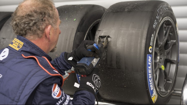 Olie vullen, banden nabehandelen, maar vooral cht meekijken met een van de succesvolste GTE Pro en GTE Am teams: Aston Martin Racing. Kijk mee achter de schermen!