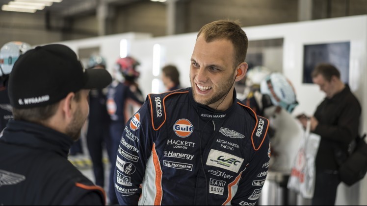Olie vullen, banden nabehandelen, maar vooral cht meekijken met een van de succesvolste GTE Pro en GTE Am teams: Aston Martin Racing. Kijk mee achter de schermen!