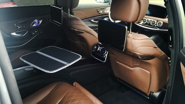 Een dag onderweg in de Mercedes-Maybach S600 limousine.