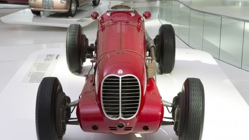 In het Enzo Ferrari Museum in Modena is een unieke tentoonstelling geopend die geheel is gewijd aan het 100-jarig bestaan van Maserati: MASERATI 100 - A Century of Pure Italian Luxury Sports Cars.