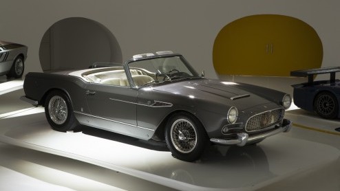In het Enzo Ferrari Museum in Modena is een unieke tentoonstelling geopend die geheel is gewijd aan het 100-jarig bestaan van Maserati: MASERATI 100 - A Century of Pure Italian Luxury Sports Cars.