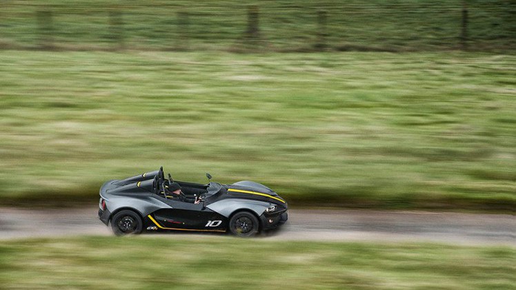 Zenos E10R is de sportieve versie van de E10S, een luchtige scheurneus voor op het circuit of openbare weg.
