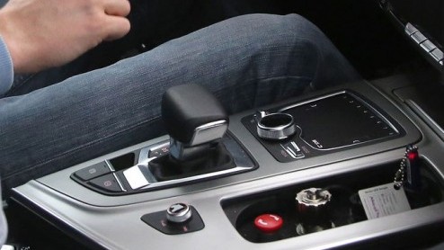 Het is spionagefotografen gelukt om een foto te maken van het interieur van de nieuwe Audi Q7. De tweede generatie Q7 debuteert vermoedelijk op de NAIAS 2015, begin januari in Detroit.