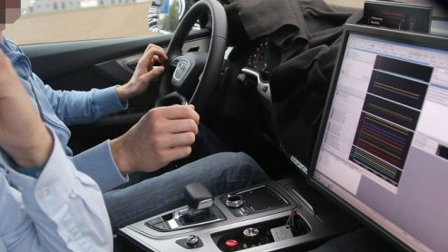 Het is spionagefotografen gelukt om een foto te maken van het interieur van de nieuwe Audi Q7. De tweede generatie Q7 debuteert vermoedelijk op de NAIAS 2015, begin januari in Detroit.