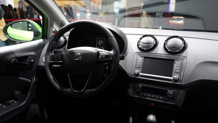 De Seat Ibiza mag dan uiterlijk vrij weinig verschillen van het huidige model, van binnen is het een ander verhaal. Op de Barcelona Motor Show stapten we in.