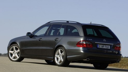 Wie de E-klasse AMG helemaal te gek vindt, maar het te lang vindt duren voordat hij geleverd wordt, is er nu het AMG sportpakket. De Mercedes wordt dan geen echte AMG, maar hij lijkt er in ieder geval