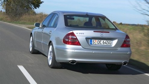 Wie Mercedes zegt, zegt E-Klasse. Het trouwe familielid in het gamma is inmiddels anderhalf miljoen keer geproduceerd. Dan hebben we het over de huidige generatie, welteverstaan.