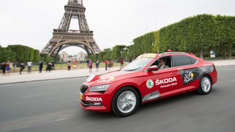 Lachende kinderen, zwaaiende ouderen en tientallen fotos. We reden een rondje door Parijs in de Skoda Superb die binnenkort wekenlang aan de kop van de Tour de France rijdt.