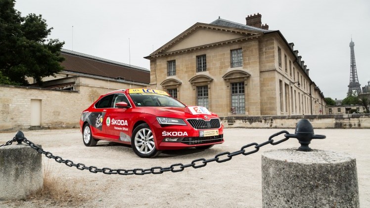 Lachende kinderen, zwaaiende ouderen en tientallen fotos. We reden een rondje door Parijs in de Skoda Superb die binnenkort wekenlang aan de kop van de Tour de France rijdt.